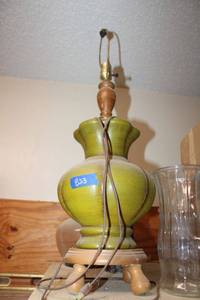 lot 823 image: Vintage green antiqued table lamp