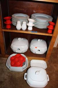 lot 50 image: Villeroy & Boch Facette Rouge dish set and accessories