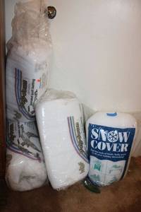 lot 51 image: Crafts poly fill and quilt batting