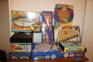 lot 52 image: Games and Dominoes plus Big Mouth Billy Bass