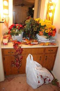 lot 69 image: Crafts artificial flowers as shown