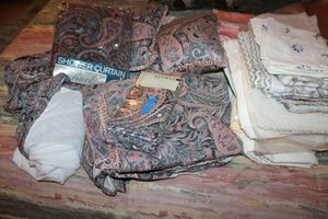 lot 72 image: Bed set with matching shower curtain plus pillow cases and linens