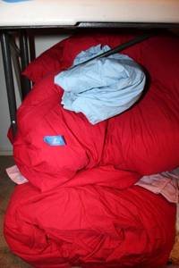 lot 83 image: Twin size bed set in red