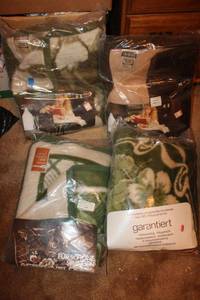 lot 88 image: 4 unopened Acrylic Velour blankets