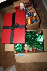 lot 122 image: Gift bows and gift box