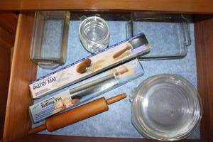 lot 157 image: Kitchen Pyrex baking dishes, rolling pins and pastry mat