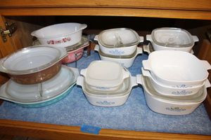 lot 160 image: Blue Cornflower Corning Ware and Vintage Pyrex dishes
