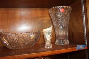lot 16 image: Lead crystal clear vases and bowl - star design