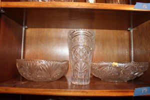 lot 17 image: Lead crystal oval bowls and vase
