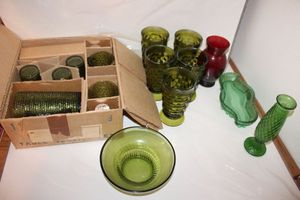 lot 45 image: Vintage green Indiana glasses, vintage green Anchor Hocking set and more