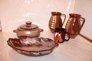 lot 38 image: Frankoma brown glazed pottery, Art pottery pitchers, and horse mug