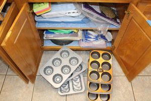 lot 174 image: Kitchen Doilies, plastic trays, ice cube trays, clear plates, muffin tins, loaf pans and mini cake mold pan