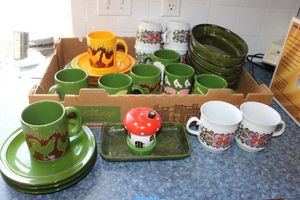 lot 208 image: Kitchen Thomas dishes - Green themed dishes)