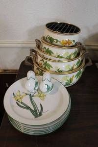 lot 196 image: Vintage Asta Cookware set plus matching plates as shown - heavy, enamel coated with brass handles
