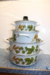 lot 202 image: Enamel cookware (no label)