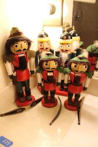 lot 229 image: Nutcrackers - 5 total. Includes Robin Hood style