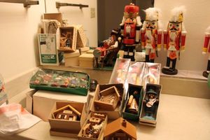 lot 234 image: Nutcracker and smoking doll assortment