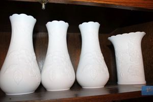 lot 256 image: White Kaiser vases