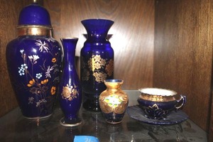 lot 266 image: Cobalt blue and gold glass and porcelain items
