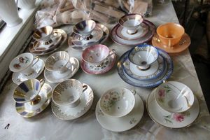lot 277 image: Individual tea cups and saucers, see photos