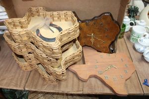 lot 283 image: Texas lot Texas shaped trays and wall clocks. Plus horseshoe ringer