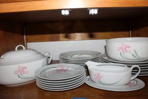 lot 285 image: Pink flower Porcelain dish set