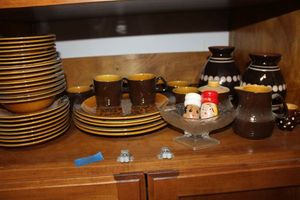 lot 290 image: Brown and yellow DECOSTONE dish set and more