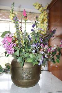 lot 299 image: Brass hammered planter with flower arrangement