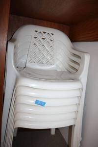 lot 302 image: Plastic stackable chairs - 6 total