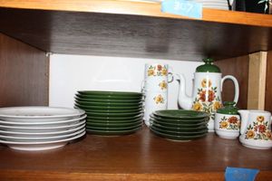 lot 308 image: Bareuther green and white dish set