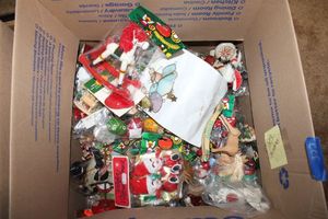 lot 322 image: Christmas ornament assortment