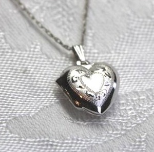 lot 353 image: Sterling Silver heart shape locket on 20L espiga chain necklace with spring ring clasp. Marked 925 on locket bale and inside locket and on spring ring clasp.