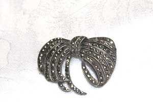 lot 355 image: Heavy antique Sterling Silver and golden marcasite figural bow pendantbroochpin. Marked 925 bottom reverse. Hand made clasp. 1.5W x 1.25H