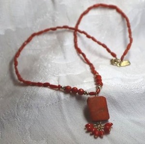 lot 378 image: Signed Peyote Bird (Santa Fe, CA 1974 - ) red Carnelian tube bead and Carnelian stone necklace. Marked S925 on hang tag. 16L Lobster clasp.