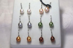 lot 403 image: Signed Sterling Silver Honora Pearl Collection multi color ear wire earring set. Marked 925 on each ear wire. 6 pairs on card with tag.