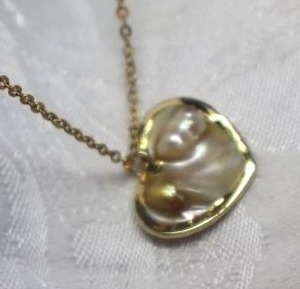 lot 413 image: 8K rolled gold plated necklace with heart-shaped blister double pearl pendant. Marked 8K RGP on spring ring clasp. 16L