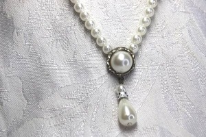 lot 456 image: Contemporary faux pearl necklace with decorated drop pearl pendant. Lobster clasp. 18L