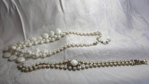 lot 470 image: Prong set milk glass vintage bracelet with rhinestone AB accents. Fold over clasp. 7L Includes a milk glass vintage necklace 14L