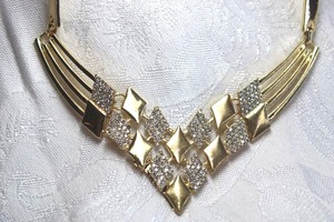 lot 468 image: Gold plated diamond shape rhinestone choker necklace with bar chain yoke and fold over clasp. 14L