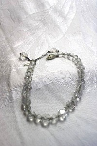lot 498 image: Vintage faceted glass bracelet with dangles. Vintage pearl style safety clasp. 7L