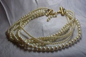 lot 454 image: Classic 5-strand faux pearl choker necklace. 14L