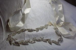 lot 471 image: Laurel leaf rhinestone necklace with cream satin yoke. Necklace part 18L, adjustable yoke 86L