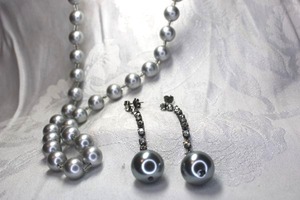 lot 505 image: Faux large grey pearl necklace and grey pearl and rhinestone poststud earring set. 24L with 3 extender. Earrings 3L
