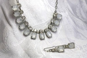 lot 510 image: Vintage prong set swedged necklace with matching ear wire earrings.16L with 3 extender. Earrings 1.25L