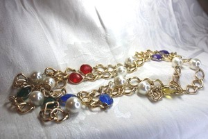 lot 513 image: Large faux pearl and jewel tone acrylic station beads on a large link gold finish continuous necklace. 52L