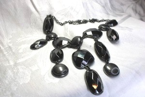 lot 516 image: Jet midnight black faceted metal festoon necklace. Has appearance of glass, but these are metal. 16L with 2 extender. Lobster clasp.