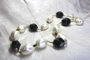 lot 517 image: Black and white baroque pearl glass station bead necklace with pearl hidden clasp and safety catch. 16L Heavy