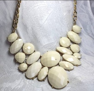lot 523 image: Signed Charming Charlie faceted cream color acrylic festoon statement necklace. 16L with 3 extender. Has Charming Charlie hang tag.