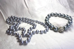 lot 526 image: Grey faux pearl jewelry, Includes a glass faux pearl stretch bracelet and rhinestone pave focal bead and plastic grey 28L continuous necklace.