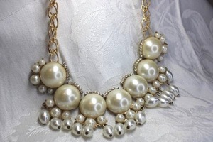 lot 528 image: Gold finish large link necklace with half pearl rhinestone dangle festoon necklace. Lobster clasp. 16L